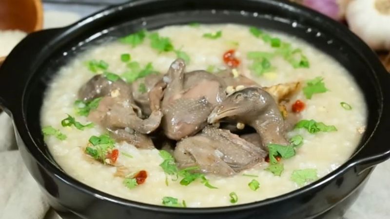 Để món cháo chim bồ câu vừa ngon vừa cân đối dinh dưỡng, bạn có thể kết hợp với đậu xanh, hạt sen, cà rốt Để món cháo chim bồ câu vừa ngon vừa cân đối dinh dưỡng, bạn có thể kết hợp với đậu xanh, hạt sen, cà rốt