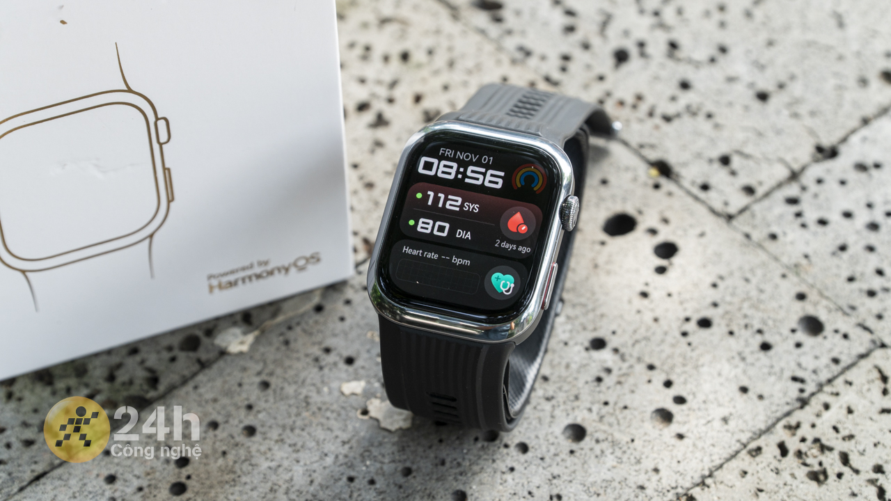 Tặng smartwatch cho người thân