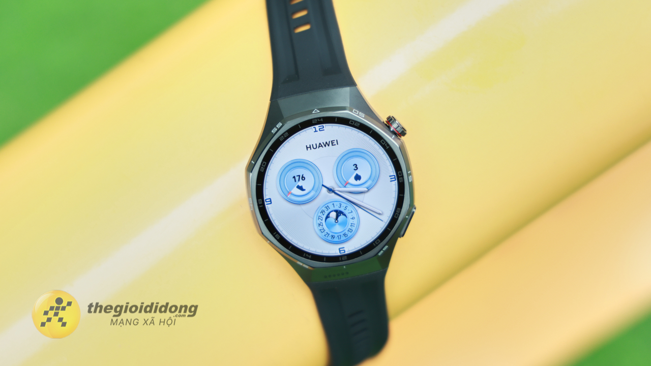 Tặng smartwatch cho người thân