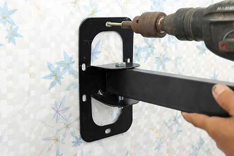 Khoan tường đúng kỹ thuật, đóng vít nở chắc chắn để đảm bảo giàn phơi chịu lực và an toàn lâu dài