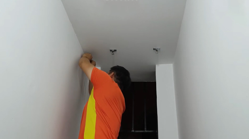 Lắp ray dẫn hướng, thanh phơi và kết nối dây cáp đúng thứ tự, siết chặt ốc vít hoàn thiện