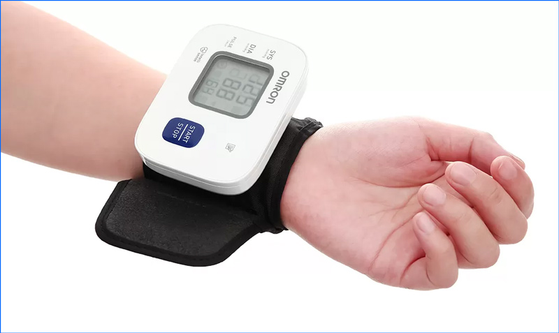 Đeo máy sát cổ tay, nâng tay ngang tim, thả lỏng và không cử động trong suốt quá trình đo Đeo máy sát cổ tay, nâng tay ngang tim, thả lỏng và không cử động trong suốt quá trình đo