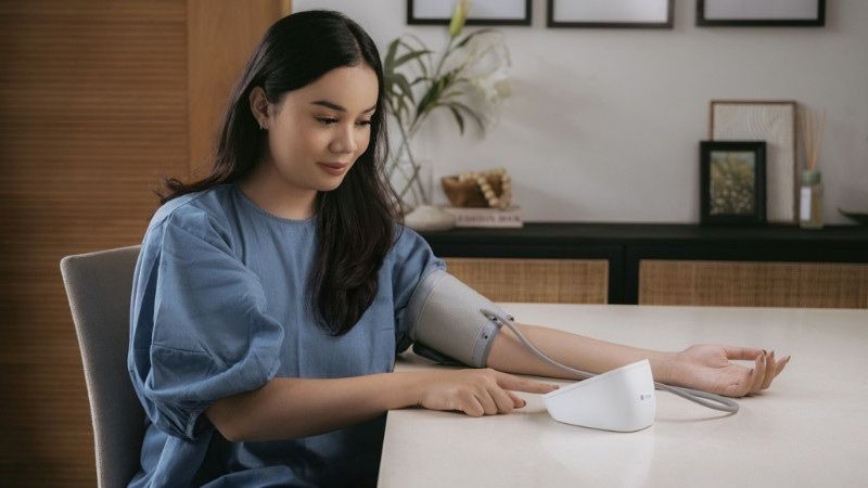 Tư thế ngồi chuẩn khi đo huyết áp giúp kết quả chính xác hơn Tư thế ngồi chuẩn khi đo huyết áp giúp kết quả chính xác hơn