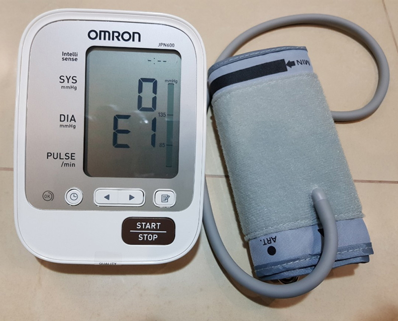 Lỗi E, EE, E1, E5 thường do pin, ống khí hoặc vòng bít; kiểm tra, lắp lại đúng cách rồi đo lại Lỗi E, EE, E1, E5 thường do pin, ống khí hoặc vòng bít; kiểm tra, lắp lại đúng cách rồi đo lại