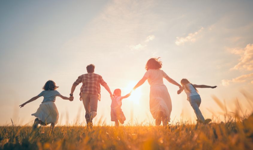 Gia đình là nơi được sinh ra và lớn lên trong vòng tay yêu thương