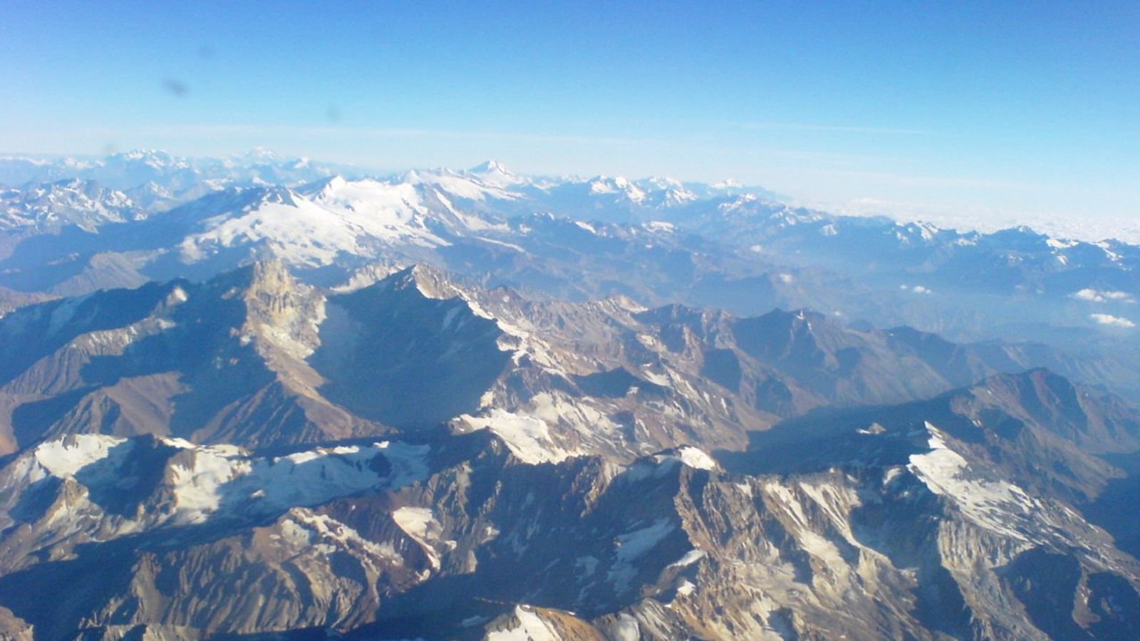 Một phần của dãy núi Andes nhìn từ trên cao Một phần của dãy núi Andes nhìn từ trên cao