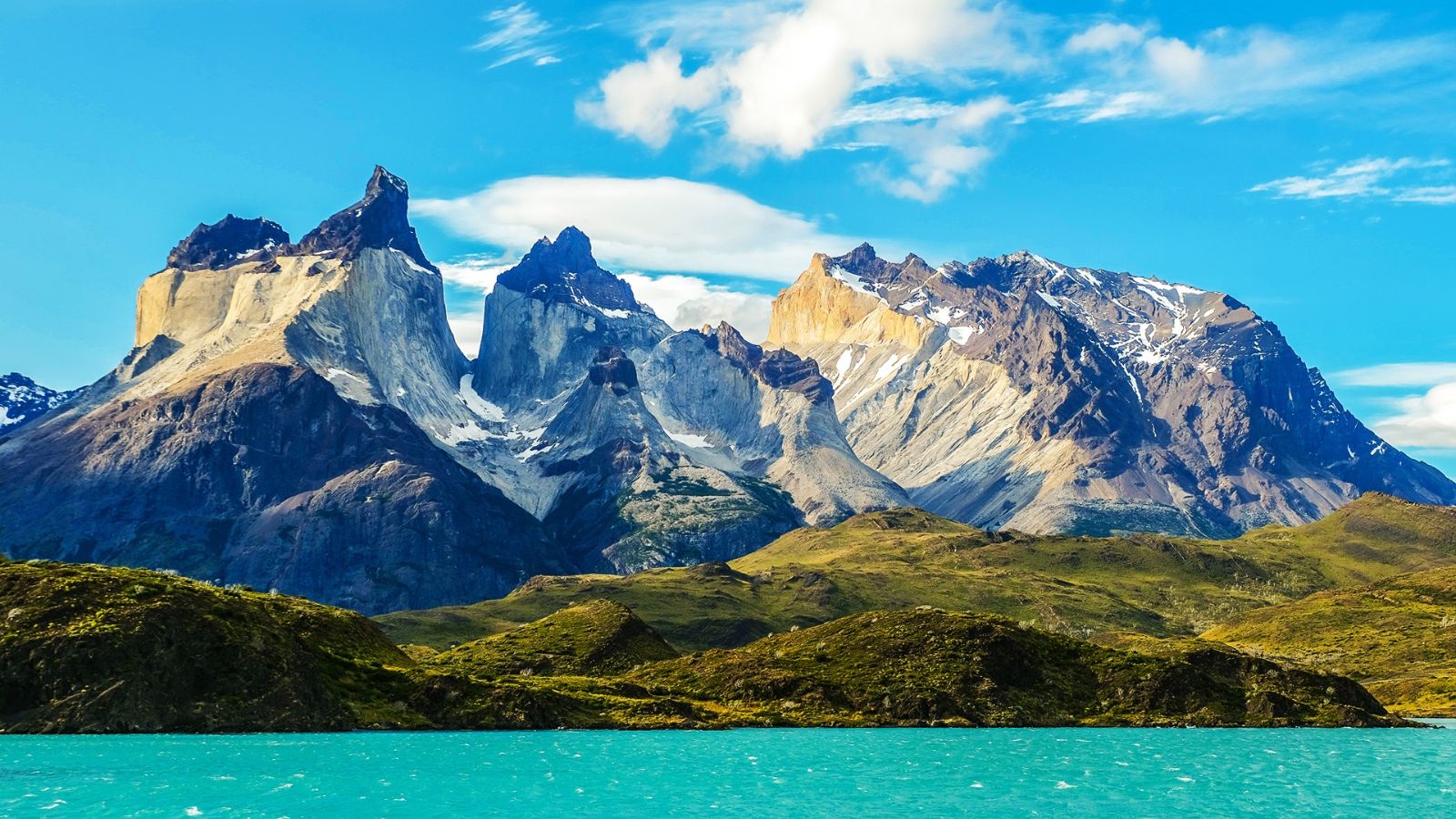 Khung cảnh bên trong vườn Quốc gia Torres del Paine, Chile thuộc dãy Andes Khung cảnh bên trong vườn Quốc gia Torres del Paine, Chile thuộc dãy Andes