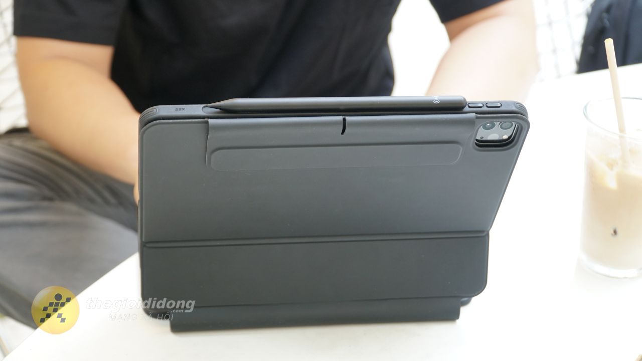Trên tay bao da kèm bàn phím ESR Rebound Magnetic Keyboard Case 360 cho iPad Pro 11 inch
