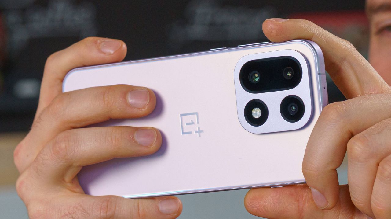 Trên Tay Oneplus 15: Giá Tốt, Cấu Hình Mạnh Mẽ Với Snapdragon 8 Elite Gen 5, Đánh Đối Cũng Nhiều