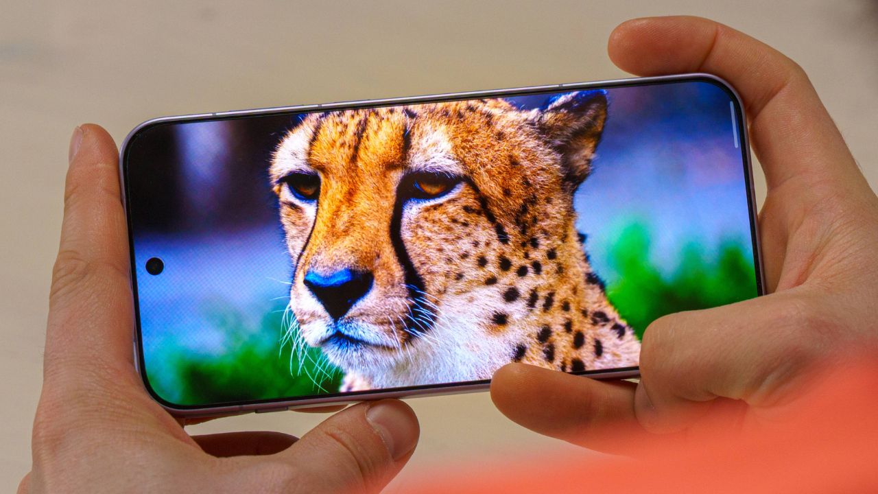 Trên Tay Oneplus 15: Giá Tốt, Cấu Hình Mạnh Mẽ Với Snapdragon 8 Elite Gen 5, Đánh Đối Cũng Nhiều