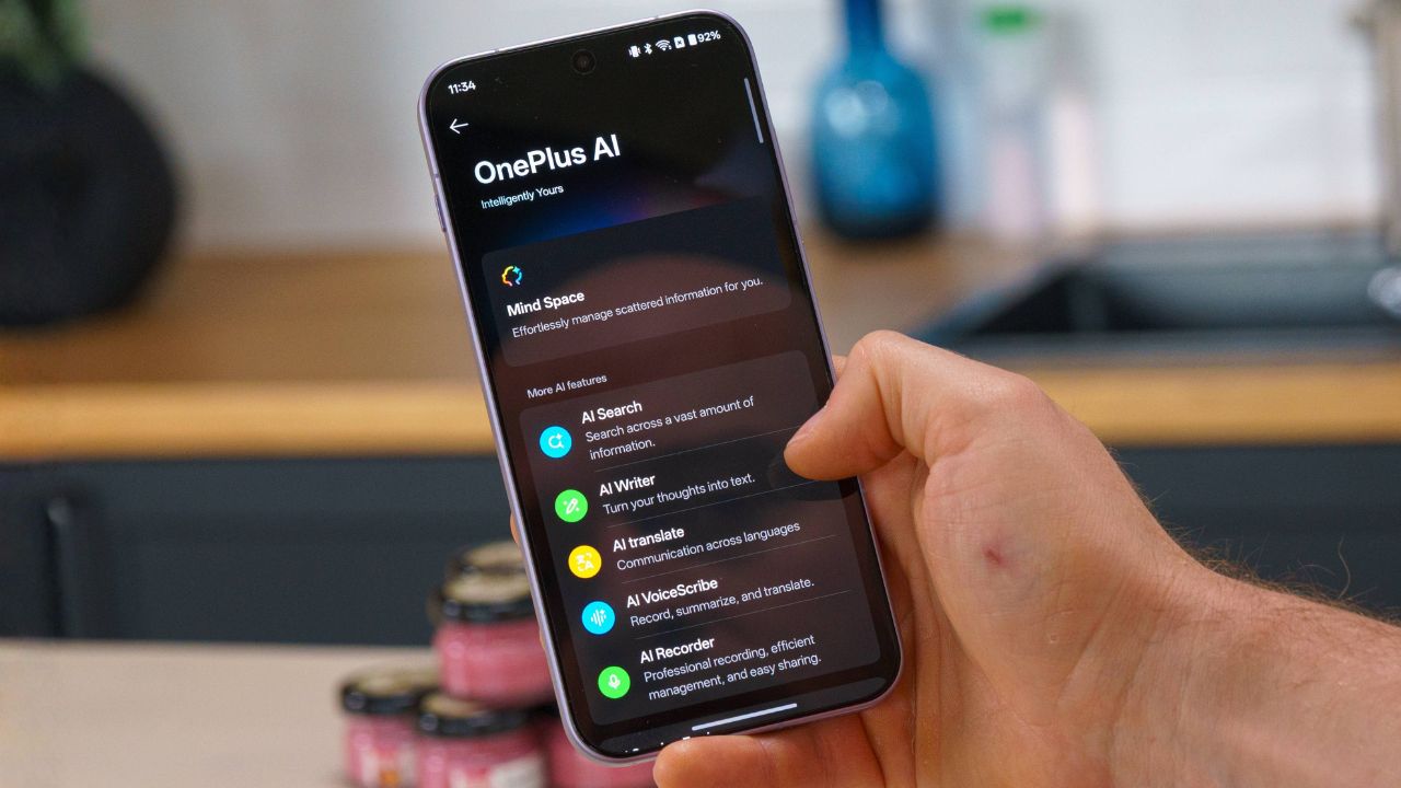Trên Tay Oneplus 15: Giá Tốt, Cấu Hình Mạnh Mẽ Với Snapdragon 8 Elite Gen 5, Đánh Đối Cũng Nhiều