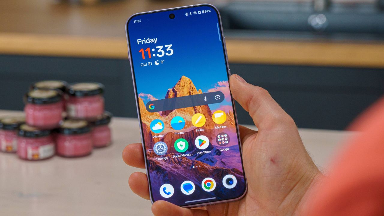 Trên Tay Oneplus 15: Giá Tốt, Cấu Hình Mạnh Mẽ Với Snapdragon 8 Elite Gen 5, Đánh Đối Cũng Nhiều