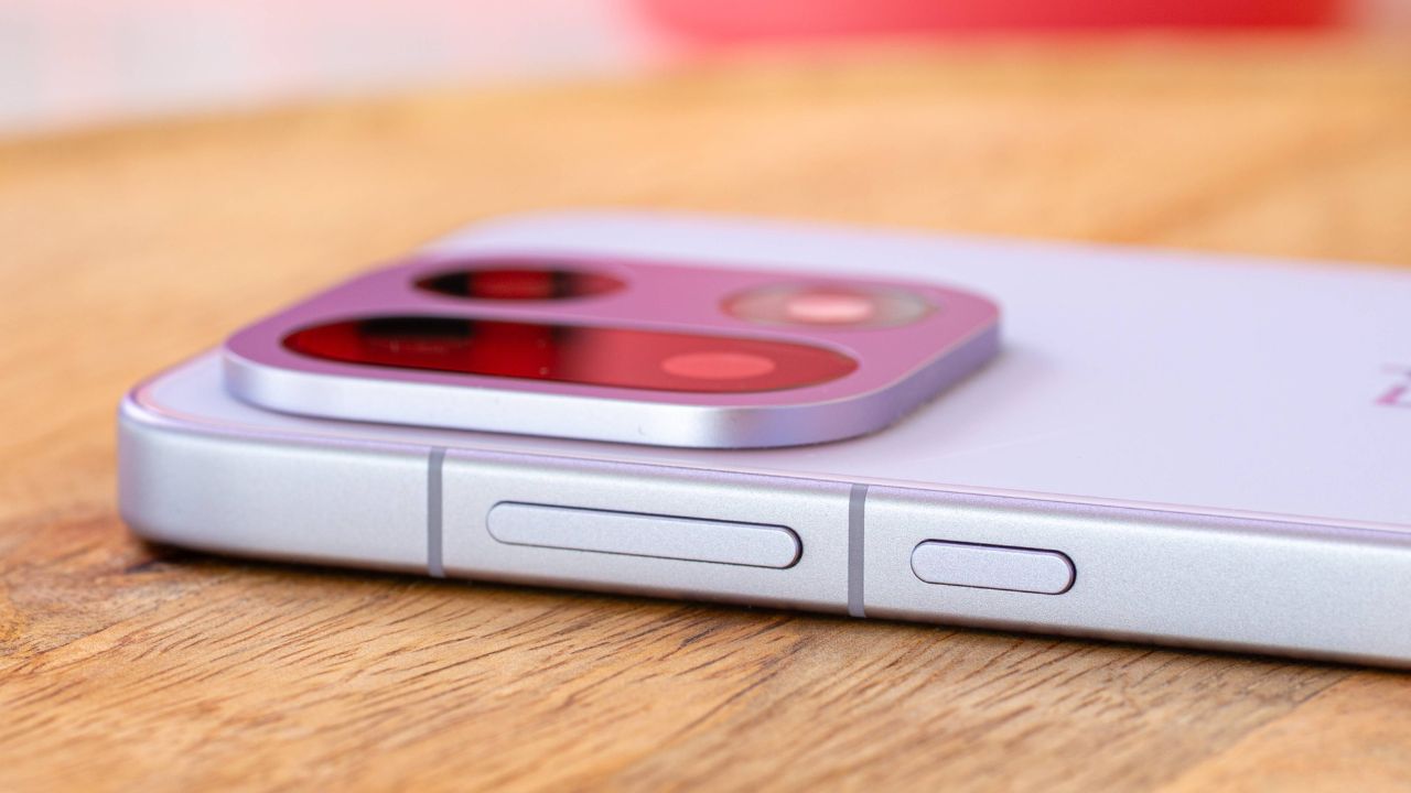 Trên Tay Oneplus 15: Giá Tốt, Cấu Hình Mạnh Mẽ Với Snapdragon 8 Elite Gen 5, Đánh Đối Cũng Nhiều