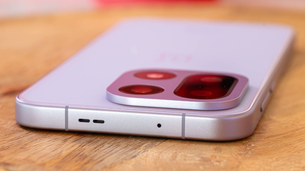 Trên Tay Oneplus 15: Giá Tốt, Cấu Hình Mạnh Mẽ Với Snapdragon 8 Elite Gen 5, Đánh Đối Cũng Nhiều