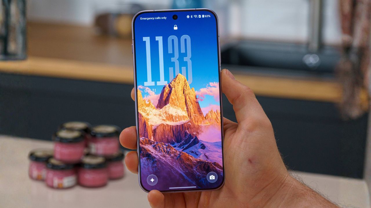 Trên Tay Oneplus 15: Giá Tốt, Cấu Hình Mạnh Mẽ Với Snapdragon 8 Elite Gen 5, Đánh Đối Cũng Nhiều