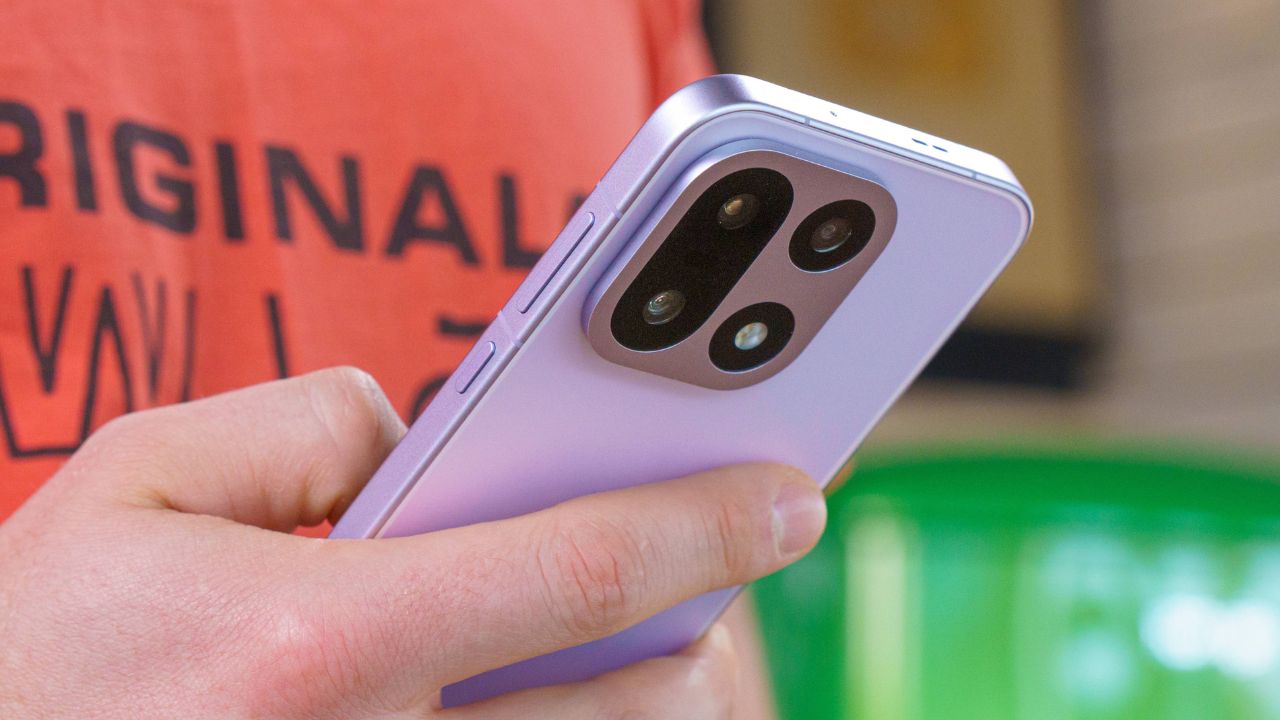 Trên Tay Oneplus 15: Giá Tốt, Cấu Hình Mạnh Mẽ Với Snapdragon 8 Elite Gen 5, Đánh Đối Cũng Nhiều