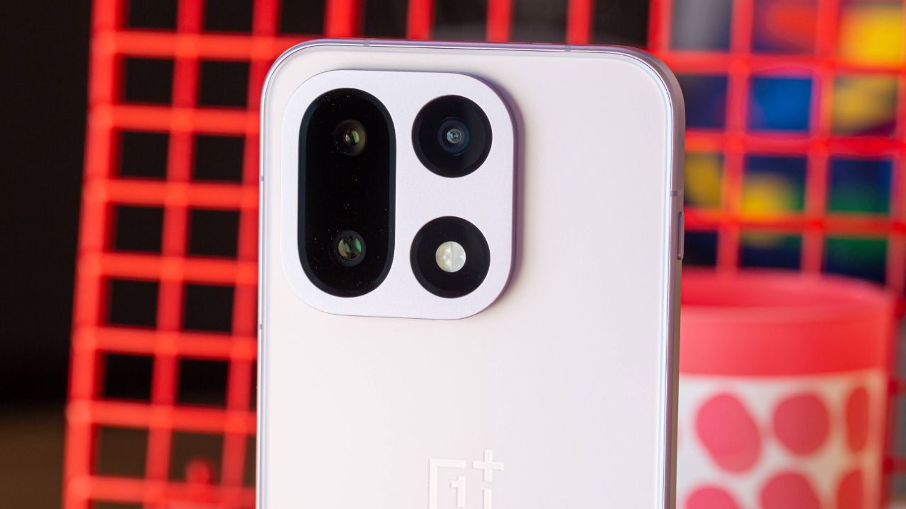 Trên Tay Oneplus 15: Giá Tốt, Cấu Hình Mạnh Mẽ Với Snapdragon 8 Elite Gen 5, Đánh Đối Cũng Nhiều