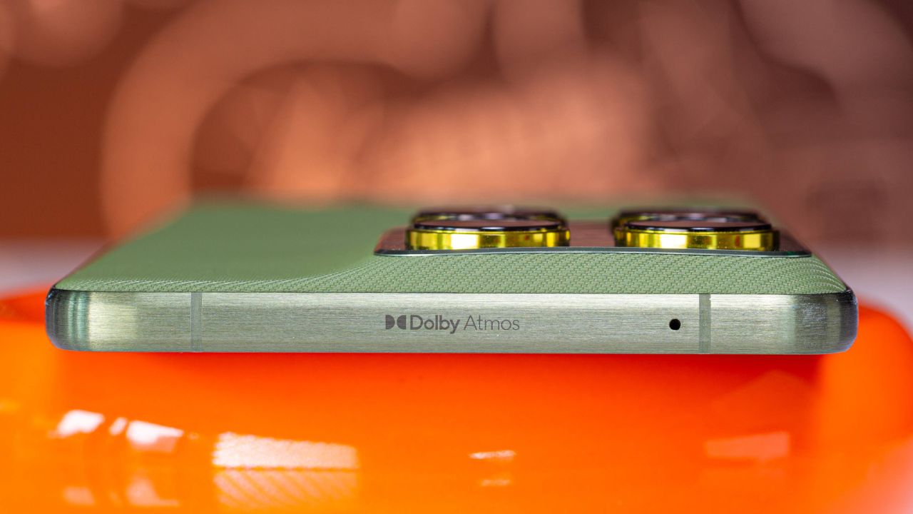 Trên Tay Motorola Edge 70: Flagship Mỏng Nhất Thế Giới Với Thiết Kế Cao Cấp, Màn Hình P-Oled Siêu Sáng Và Camera 50 Mp Đa Năng