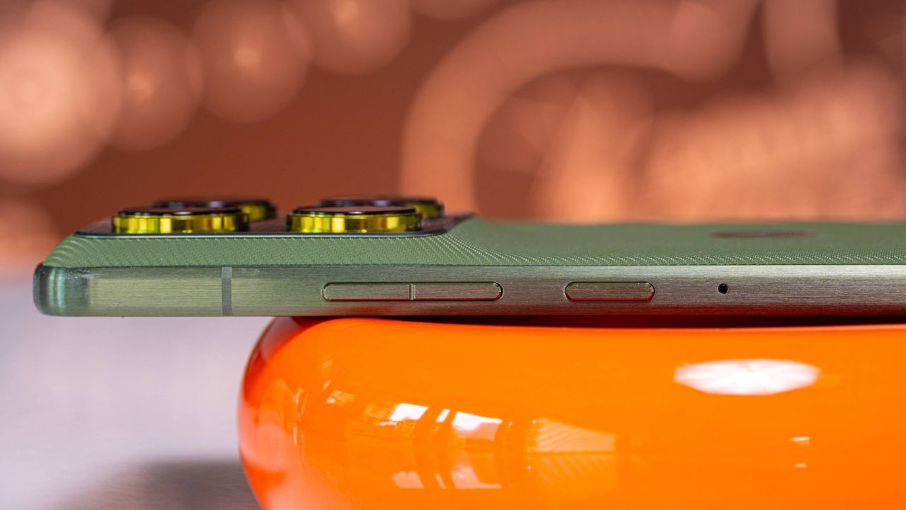 Trên Tay Motorola Edge 70: Flagship Mỏng Nhất Thế Giới Với Thiết Kế Cao Cấp, Màn Hình P-Oled Siêu Sáng Và Camera 50 Mp Đa Năng