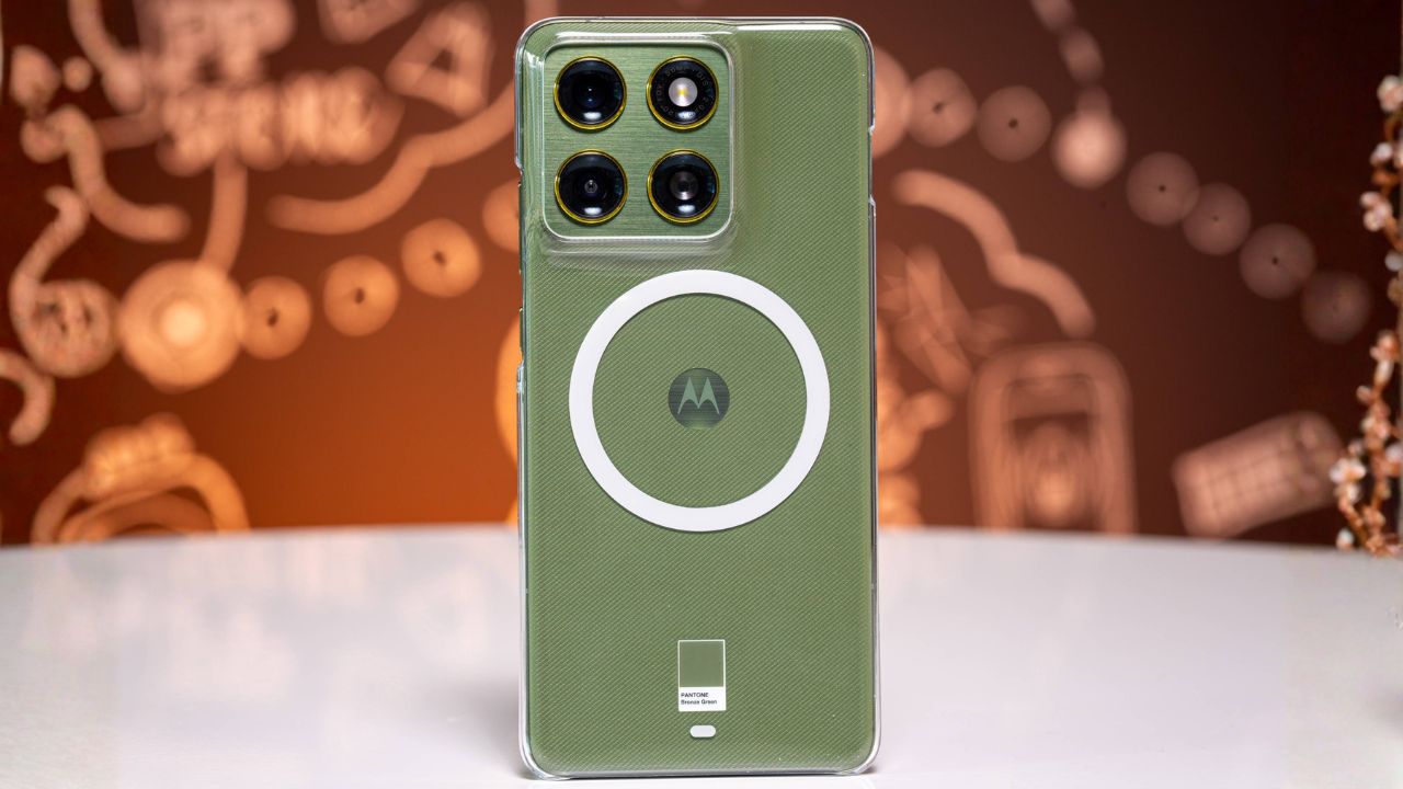 Trên Tay Motorola Edge 70: Flagship Mỏng Nhất Thế Giới Với Thiết Kế Cao Cấp, Màn Hình P-Oled Siêu Sáng Và Camera 50 Mp Đa Năng