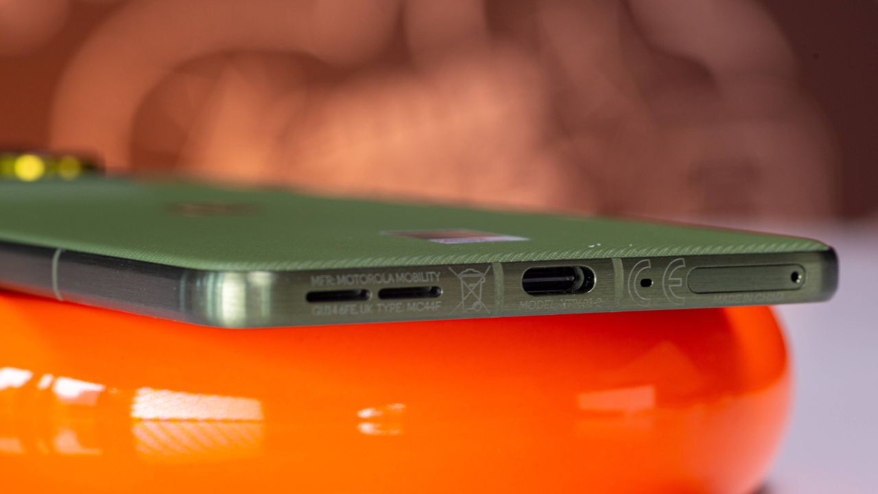 Trên Tay Motorola Edge 70: Flagship Mỏng Nhất Thế Giới Với Thiết Kế Cao Cấp, Màn Hình P-Oled Siêu Sáng Và Camera 50 Mp Đa Năng