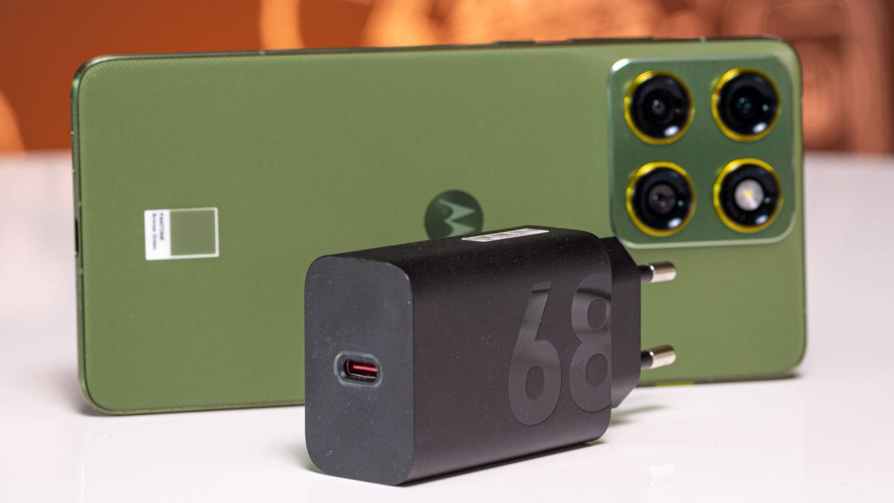 Trên Tay Motorola Edge 70: Flagship Mỏng Nhất Thế Giới Với Thiết Kế Cao Cấp, Màn Hình P-Oled Siêu Sáng Và Camera 50 Mp Đa Năng