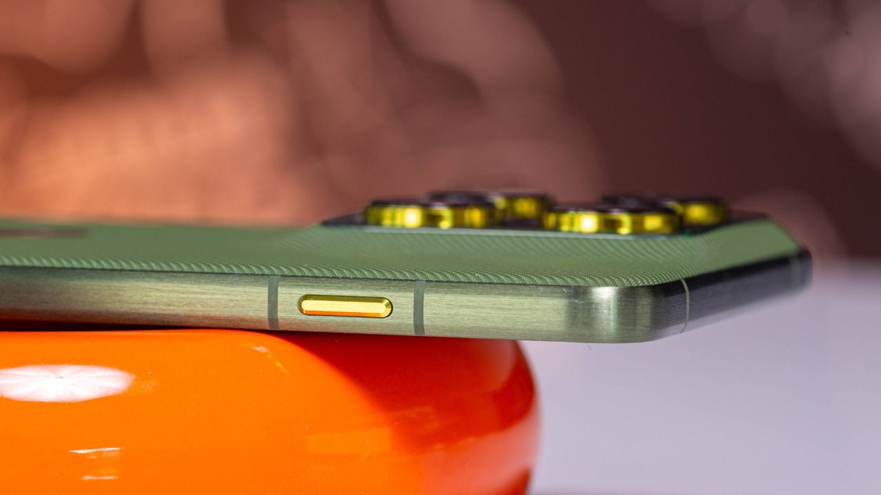 Trên Tay Motorola Edge 70: Flagship Mỏng Nhất Thế Giới Với Thiết Kế Cao Cấp, Màn Hình P-Oled Siêu Sáng Và Camera 50 Mp Đa Năng