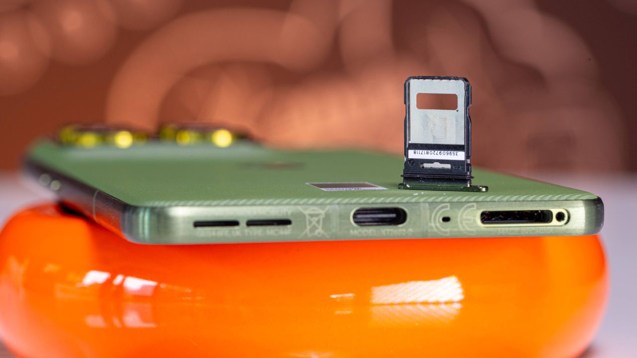 Trên Tay Motorola Edge 70: Flagship Mỏng Nhất Thế Giới Với Thiết Kế Cao Cấp, Màn Hình P-Oled Siêu Sáng Và Camera 50 Mp Đa Năng