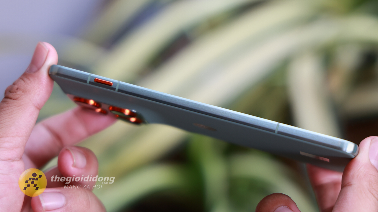 Trên tay Motorola Edge 70: Flagship mỏng nhất thế giới với thiết kế cao cấp, màn hình P-OLED siêu sáng và camera 50 MP đa năng