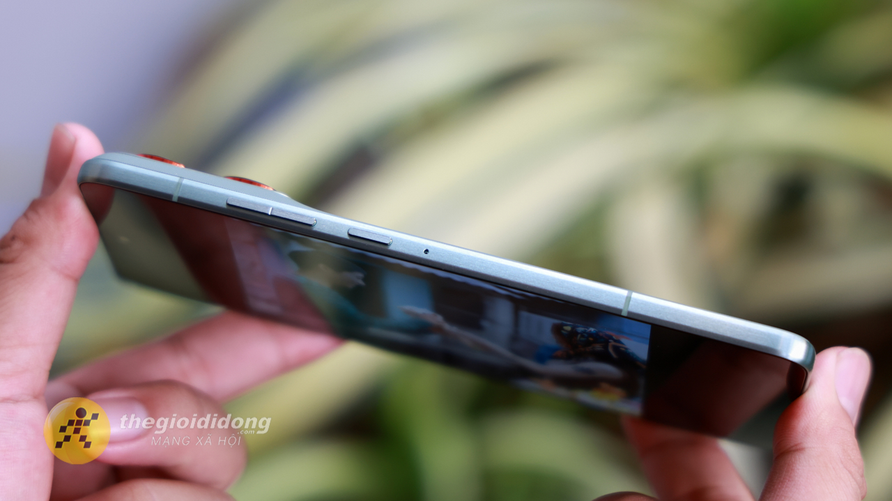 Trên tay Motorola Edge 70: Flagship mỏng nhất thế giới với thiết kế cao cấp, màn hình P-OLED siêu sáng và camera 50 MP đa năng