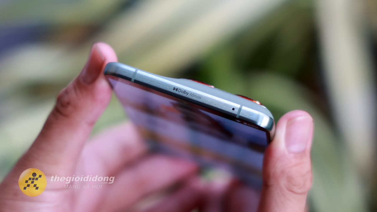 Trên tay Motorola Edge 70: Flagship mỏng nhất thế giới với thiết kế cao cấp, màn hình P-OLED siêu sáng và camera 50 MP đa năng