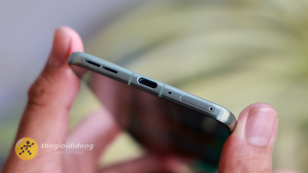 Trên tay Motorola Edge 70: Flagship mỏng nhất thế giới với thiết kế cao cấp, màn hình P-OLED siêu sáng và camera 50 MP đa năng