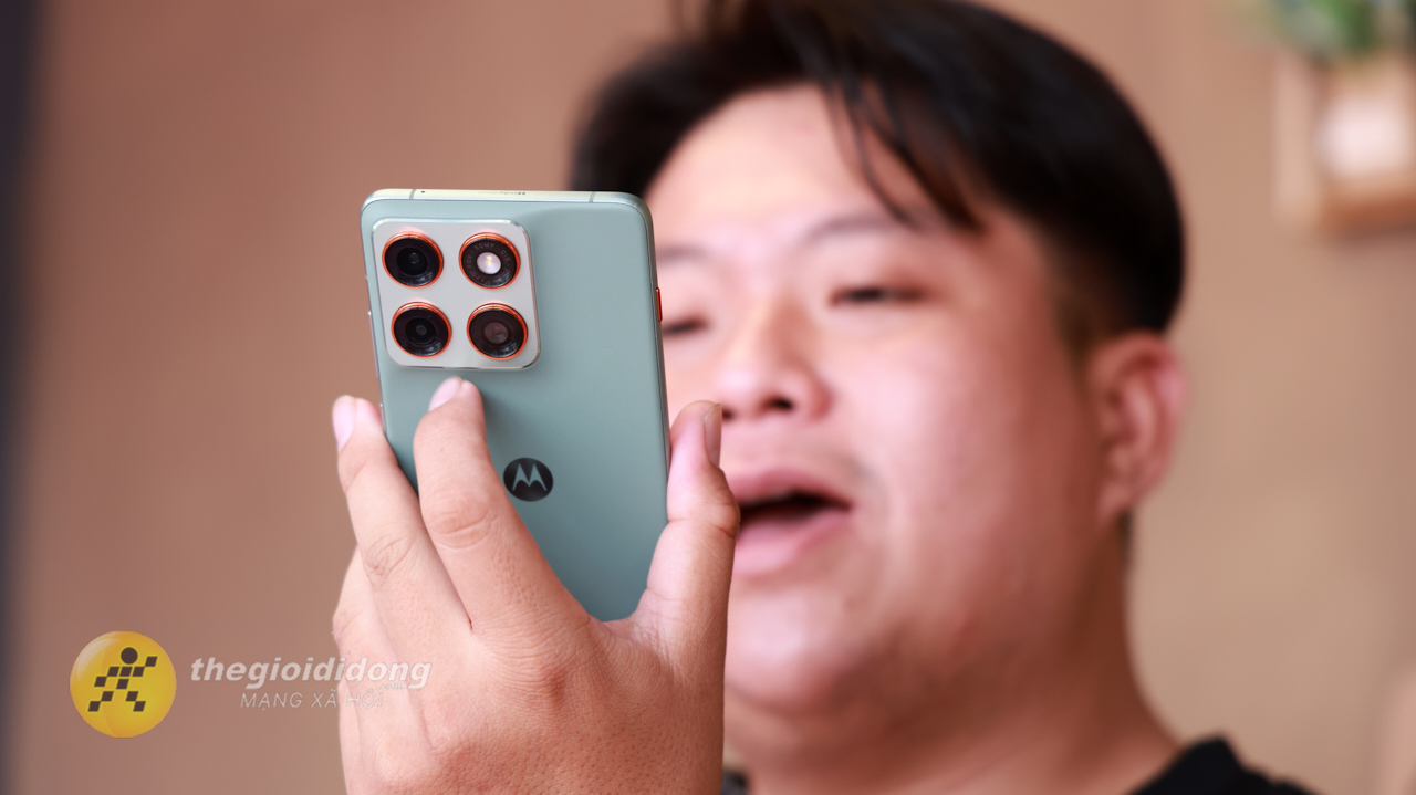 Trên tay Motorola Edge 70: Flagship mỏng nhất thế giới với thiết kế cao cấp, màn hình P-OLED siêu sáng và camera 50 MP đa năng