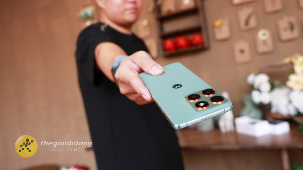 Trên tay Motorola Edge 70: Flagship mỏng nhất thế giới với thiết kế cao cấp, màn hình P-OLED siêu sáng và camera 50 MP đa năng