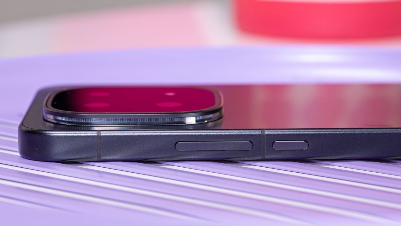 Trên tay iQOO 15: Chip Snapdragon 8 Elite Gen 5, camera zoom quang 2.5x, giá phải chăng