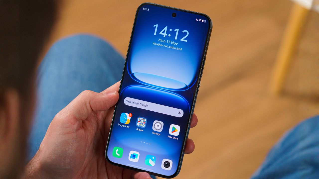 Trên tay iQOO 15: Chip Snapdragon 8 Elite Gen 5, camera zoom quang 2.5x, giá phải chăng