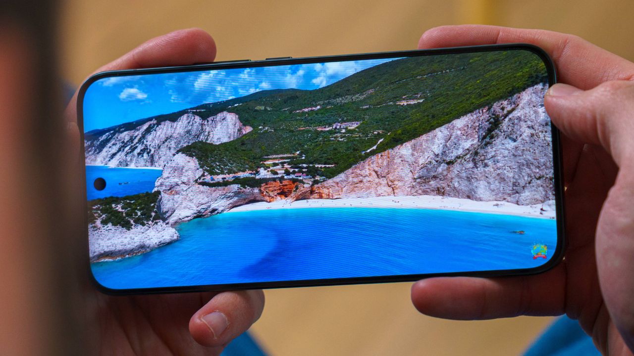 Trên tay iQOO 15: Chip Snapdragon 8 Elite Gen 5, camera zoom quang 2.5x, giá phải chăng