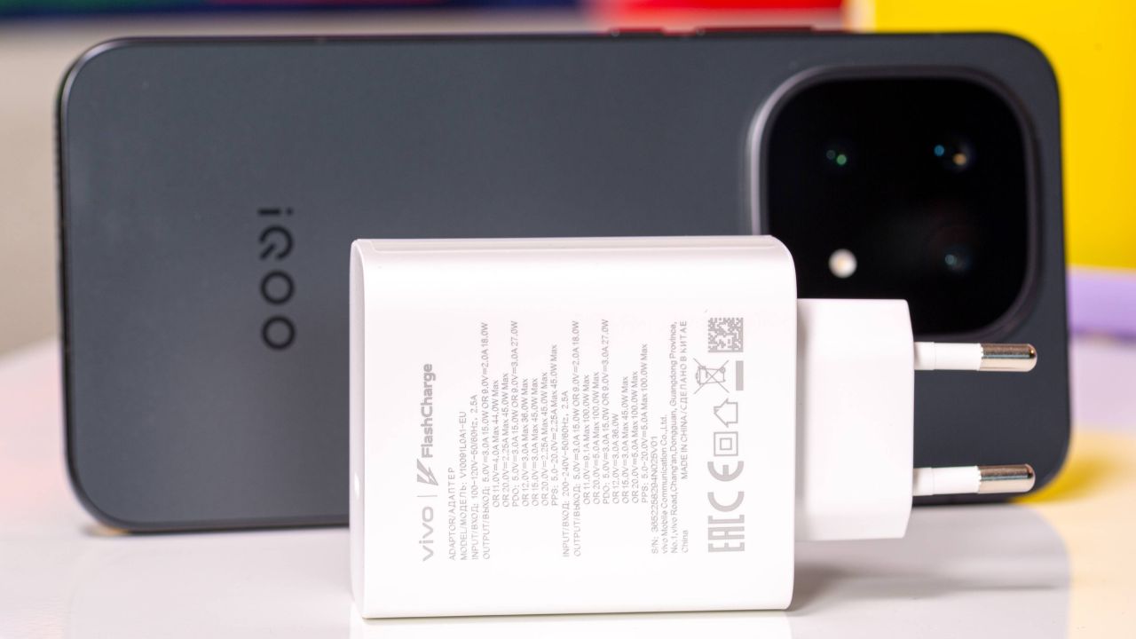 Trên tay iQOO 15: Chip Snapdragon 8 Elite Gen 5, camera zoom quang 2.5x, giá phải chăng