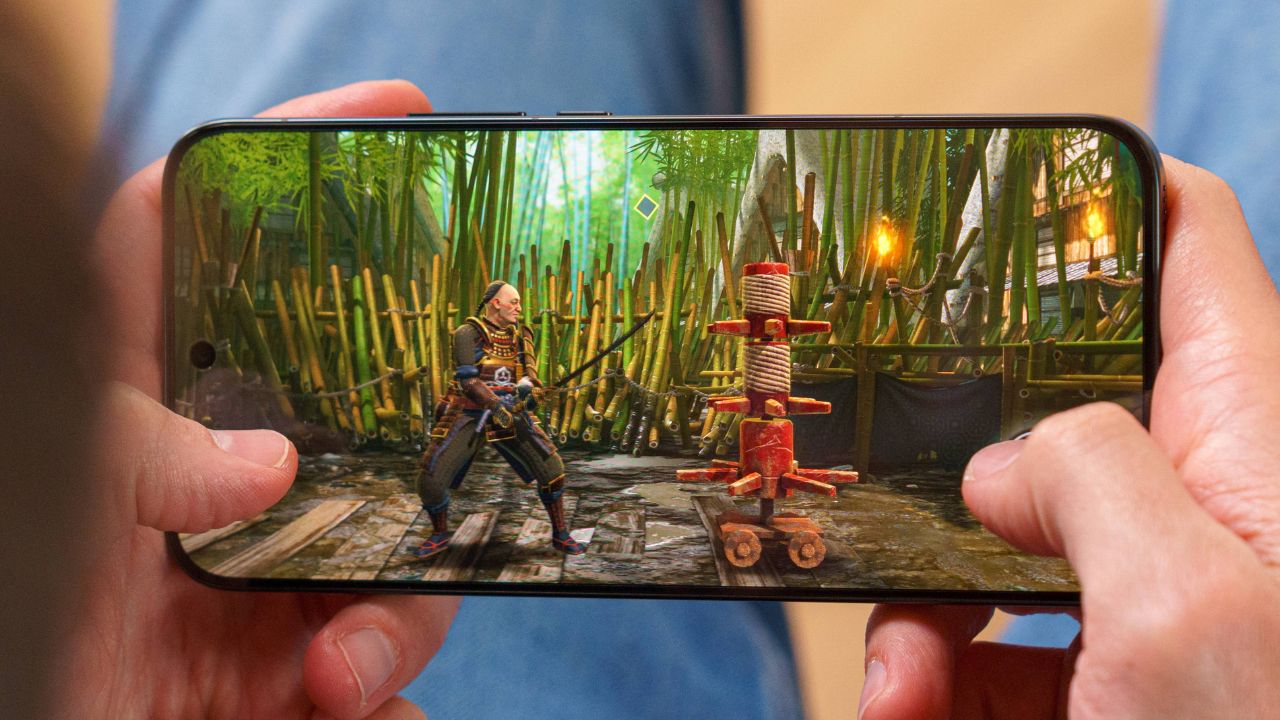 Trên tay iQOO 15: Chip Snapdragon 8 Elite Gen 5, camera zoom quang 2.5x, giá phải chăng