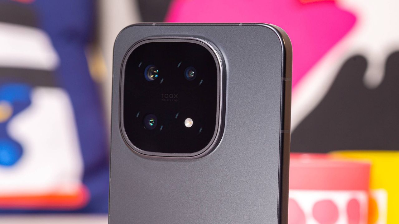 Trên tay iQOO 15: Chip Snapdragon 8 Elite Gen 5, camera zoom quang 2.5x, giá phải chăng