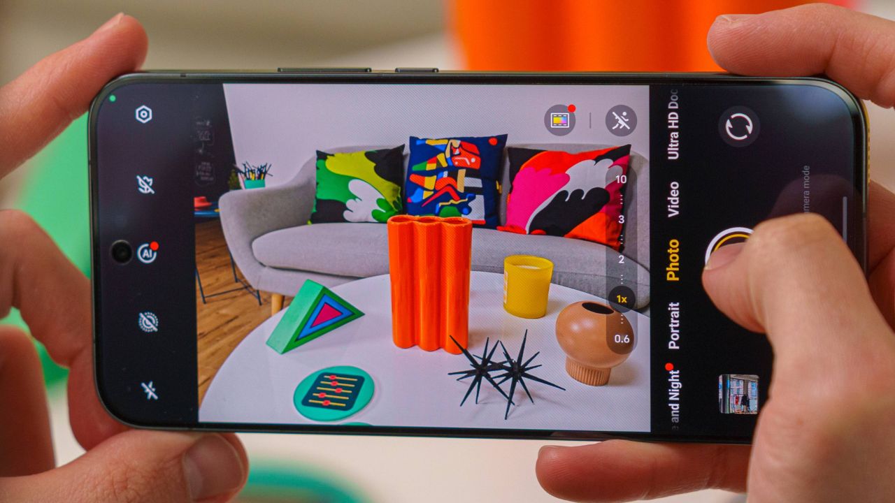 Trên tay iQOO 15: Chip Snapdragon 8 Elite Gen 5, camera zoom quang 2.5x, giá phải chăng