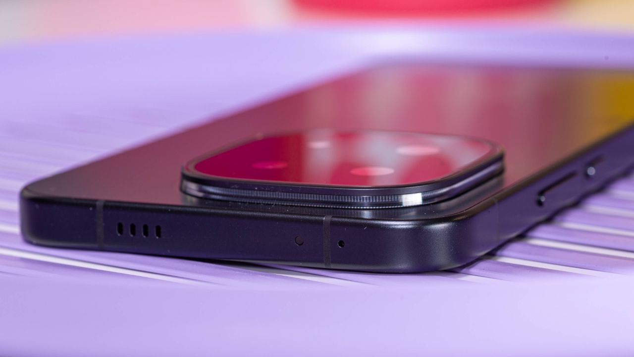 Trên tay iQOO 15: Chip Snapdragon 8 Elite Gen 5, camera zoom quang 2.5x, giá phải chăng