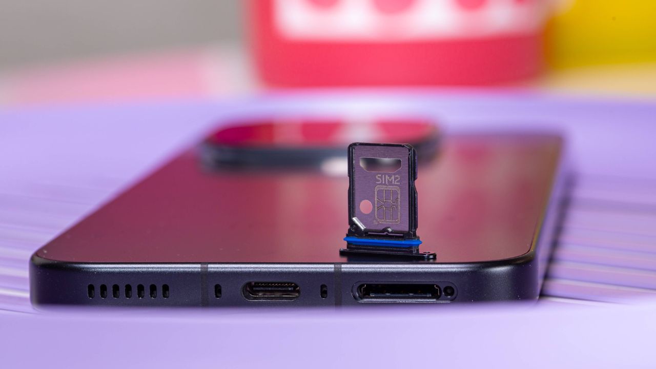 Trên tay iQOO 15: Chip Snapdragon 8 Elite Gen 5, camera zoom quang 2.5x, giá phải chăng