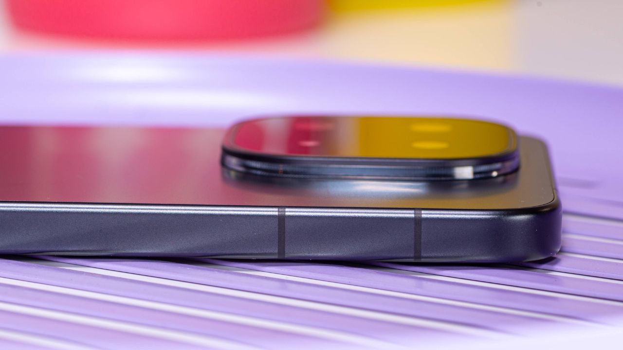 Trên tay iQOO 15: Chip Snapdragon 8 Elite Gen 5, camera zoom quang 2.5x, giá phải chăng