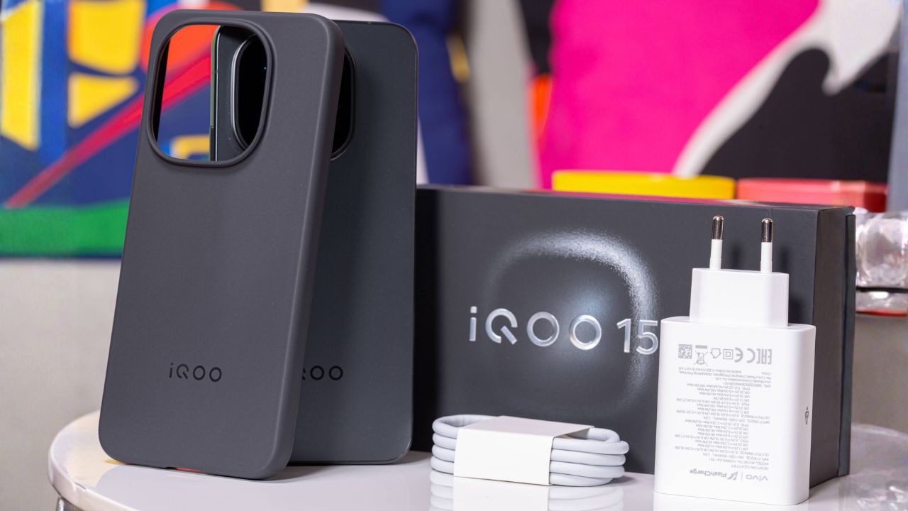 Trên tay iQOO 15: Chip Snapdragon 8 Elite Gen 5, camera zoom quang 2.5x, giá phải chăng