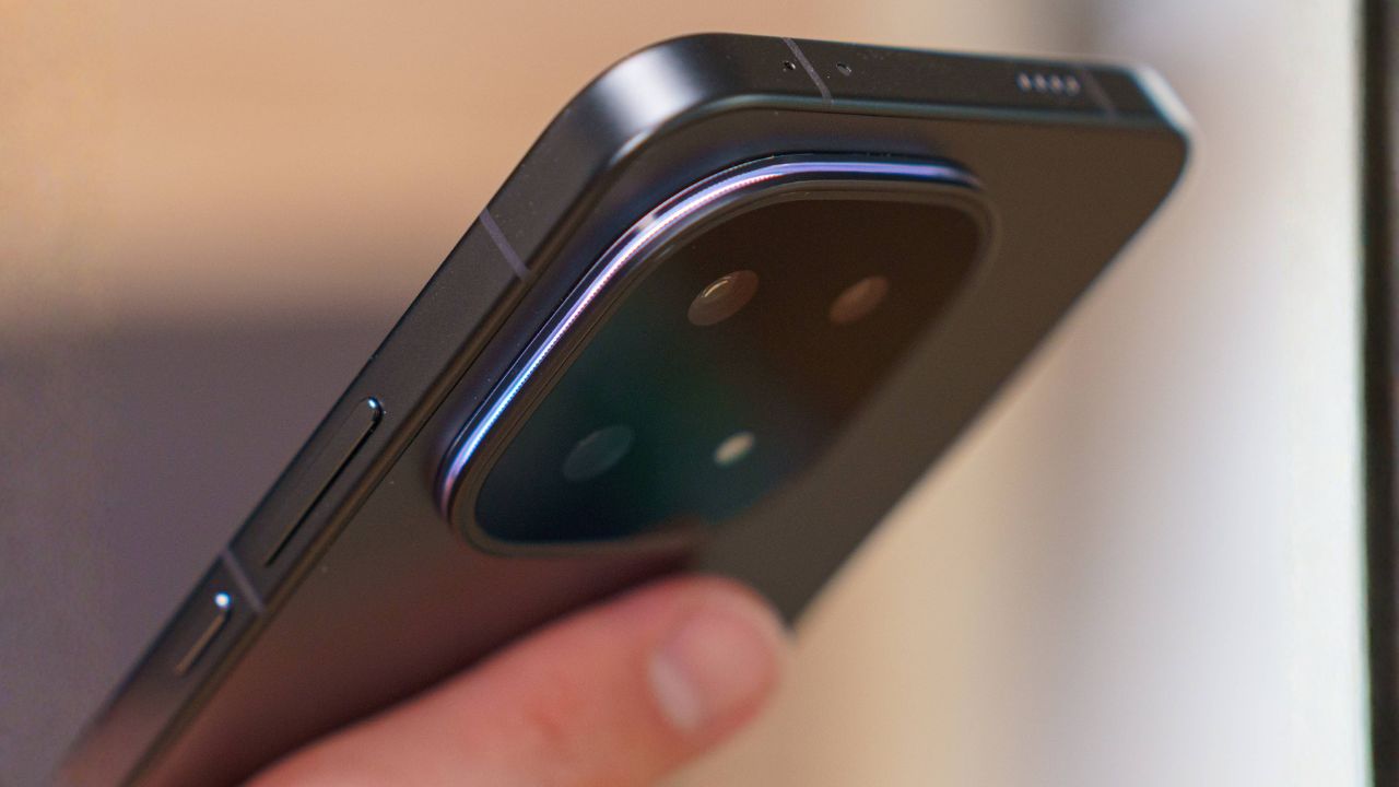 Trên tay iQOO 15: Chip Snapdragon 8 Elite Gen 5, camera zoom quang 2.5x, giá phải chăng