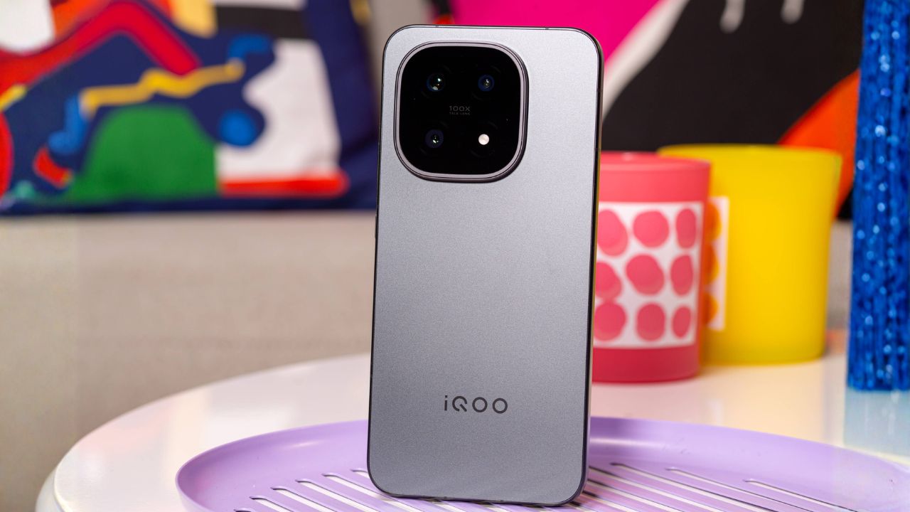 Trên tay iQOO 15: Chip Snapdragon 8 Elite Gen 5, camera zoom quang 2.5x, giá phải chăng