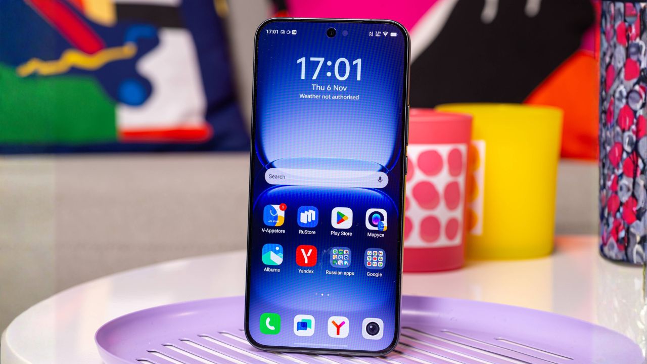 Trên tay iQOO 15: Chip Snapdragon 8 Elite Gen 5, camera zoom quang 2.5x, giá phải chăng