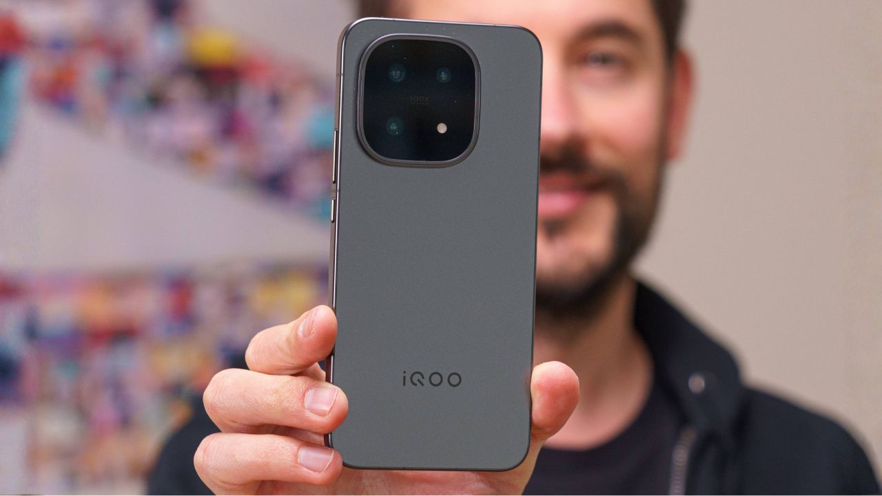 Trên tay iQOO 15: Chip Snapdragon 8 Elite Gen 5, camera zoom quang 2.5x, giá phải chăng