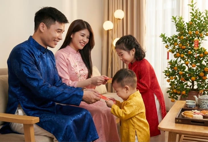 Gia đình vui vẻ lì xì cho con cái trong ngày Tết